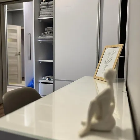 Metro Slodowiec Free Parking *